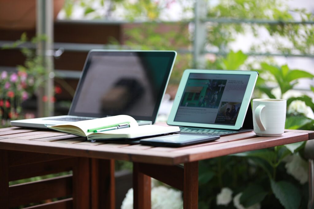 Estudante utilizando um tablet para ler artigos, fazer anotações e estudar, representando a rotina acadêmica com foco em produtividade e organização.